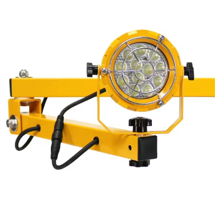 Illuminazione industriale con luce di lavoro a braccio oscillante a LED
